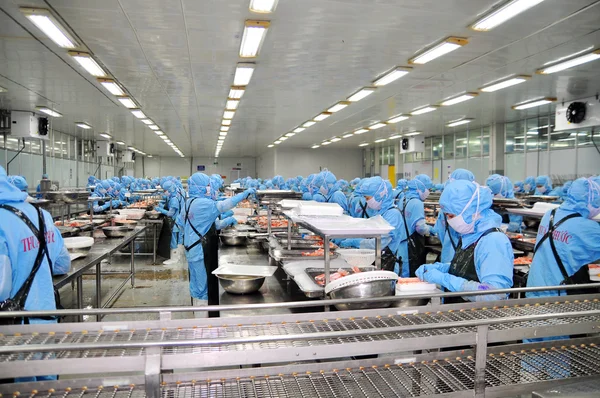 Da Nang, Vietnam - 6 marzo 2015: I lavoratori lavorano in uno stabilimento di lavorazione dei frutti di mare per l'esportazione di gamberetti — Foto Stock