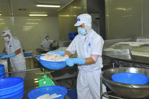 Tien giang, Vietnam - 2. März 2013: Arbeiter wiegen Pangasiusfilets in einer Fischverarbeitungsanlage in tien giang, einer Provinz im Mekong-Delta von Vietnam — Stockfoto