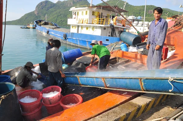 Con Dao, Vietnã - 2 de julho de 2012: Porters estão barbeando gelo no porto marítimo local da ilha de Con Dao, no Vietnã — Fotografia de Stock