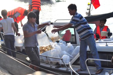 Ho Chi Minh city, Vietnam - 24 Nisan 2015: balıklar plastik torbalarda Saygon Nehri Vietnam Ulusal balıkçılık günde yayımlanması hazırlanıyor tutulur