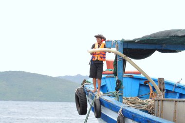 Nha Trang, Vietnam - 23 Haziran 2013: barramundi Van Phong Bay Vietnam'daki kafes kültüründe makine tarafından balık besleme