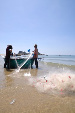 Lagi, Vietnam - 26 Şubat 2012: Yerel balıkçılar balıkçılık ağları için yeni bir çalışma günü Lagi Beach'te hazırlanıyorlar