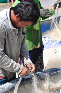 Lagi, Vietnam - 26 Şubat 2012: Yerel balıkçılar balıkları Lagi Beach balıkçılık ağları kaldırdığınızı