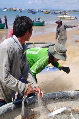 Lagi, Vietnam - 26 Şubat 2012: Yerel balıkçılar balıkları Lagi Beach balıkçılık ağları kaldırdığınızı