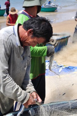 Lagi, Vietnam - 26 Şubat 2012: Yerel balıkçılar balıkları Lagi Beach balıkçılık ağları kaldırdığınızı