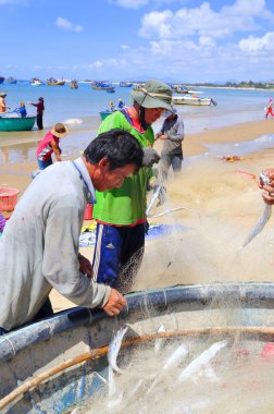 Lagi, Vietnam - 26 Şubat 2012: Yerel balıkçılar balıkları Lagi Beach balıkçılık ağları kaldırdığınızı