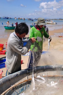 Lagi, Vietnam - 26 Şubat 2012: Yerel balıkçılar balıkları Lagi Beach balıkçılık ağları kaldırdığınızı