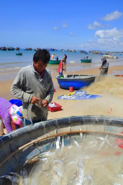 Lagi, Vietnam - 26 Şubat 2012: Yerel balıkçılar balıkları Lagi Beach balıkçılık ağları kaldırdığınızı