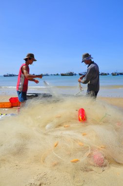 Lagi, Vietnam - 26 Şubat 2012: Yerel balıkçılar balıkçılık ağları için yeni bir çalışma günü Lagi Beach'te hazırlanıyorlar