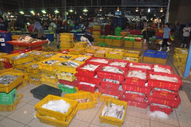 Ho Chi Minh City, Vietnam - 28 Kasım 2013: Balıkçılık sepetler içinde bol Binh Dien toptan gece deniz ürünleri pazarında satın alma, en büyüğü Ho Chi Minh city, Vietnam için bekliyor