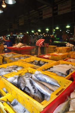 Ho Chi Minh City, Vietnam - 28 Kasım 2013: Balıkçılık sepetler içinde bol Binh Dien toptan gece deniz ürünleri pazarında satın alma, en büyüğü Ho Chi Minh city, Vietnam için bekliyor