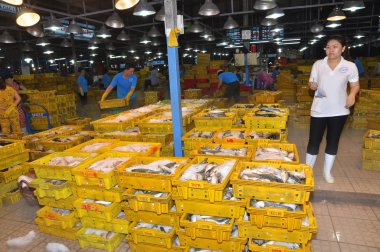 Ho Chi Minh City, Vietnam - 28 Kasım 2013: Balıkçılık sepetler içinde bol Binh Dien toptan gece deniz ürünleri pazarında satın alma, en büyüğü Ho Chi Minh city, Vietnam için bekliyor