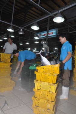 Ho Chi Minh City, Vietnam - 28 Kasım 2013: Balıkçılık tankları bol Binh Dien toptan deniz ürünleri pazarında satın alma, en büyüğü Ho Chi Minh city, Vietnam için bekliyor