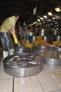 Ho Chi Minh City, Vietnam - 28 Kasım 2013: Balıkçılık tankları bol Binh Dien toptan deniz ürünleri pazarında satın alma, en büyüğü Ho Chi Minh city, Vietnam için bekliyor