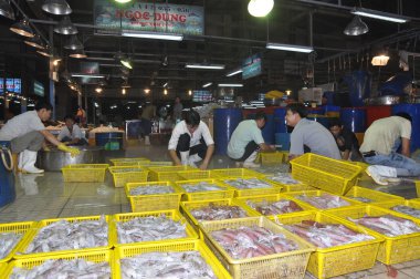 Ho Chi Minh City, Vietnam - 28 Kasım 2013: Balıkçılık sepetler içinde bol Binh Dien toptan gece deniz ürünleri pazarında satın alma, en büyüğü Ho Chi Minh city, Vietnam için bekliyor