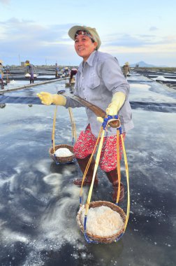 Ninh Hoa, Vietnam - 2 Mart 2012: Vietnam kadın sert tuz özü alanlardan depolama alanları için toplamak için akneden