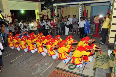 Phu Yen, Vietnam - 30 Mart 2014: Cau Ngu balina Festivali olarak da adlandırılır, Vietnam hava almak için talep eden balıkçı için en büyük festivali festivaldir rüzgarsız deniz ve balık tutma şans