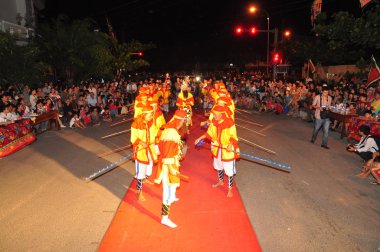 Phu Yen, Vietnam - 30 Mart 2014: Cau Ngu balina Festivali olarak da adlandırılır, Vietnam hava almak için talep eden balıkçı için en büyük festivali festivaldir rüzgarsız deniz ve balık tutma şans