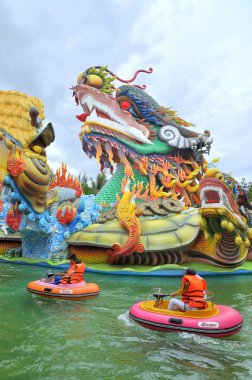 Ho Chi Minh City, Vietnam - 31 Mart 2012: Çocuklar ve aileleri su oyun Saigon Barajı Sen göl oynayan