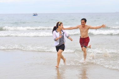 Nha Trang, Vietnam - 30 Temmuz 2011: İnsanlar Nha trang Beach, dünyanın en güzel Plajı birini oynuyorlar