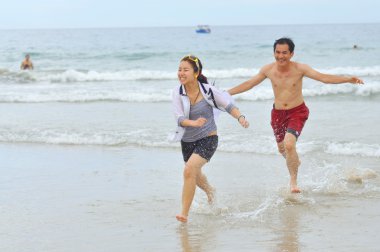 Nha Trang, Vietnam - 30 Temmuz 2011: İnsanlar Nha trang Beach, dünyanın en güzel Plajı birini oynuyorlar