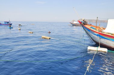 Nha Trang, Vietnam - 4 Mayıs 2012: Balıkçı tekneleri deniz Nha Trang Bay Vietnam trol hazırlanılıyor