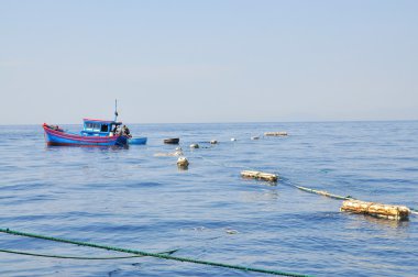 Nha Trang, Vietnam - 4 Mayıs 2012: Balıkçı tekneleri deniz Nha Trang Bay Vietnam trol hazırlanılıyor