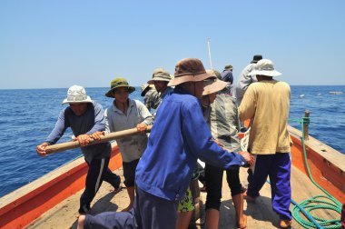 Nha Trang, Vietnam - 5 Mayıs 2012: Balıkçılar ton balığı, deniz Nha Trang Vietnam'da defne için trol