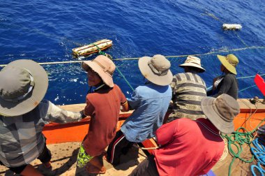 Nha Trang, Vietnam - 5 Mayıs 2012: Balıkçı trol net ton balığı yakalama.
