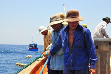 Nha Trang, Vietnam - 5 Mayıs 2012: Balıkçı trol net ton balığı yakalama.