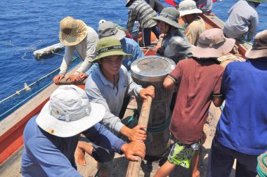 Nha Trang, Vietnam - 5 Mayıs 2012: Balıkçılar ton balığı, deniz Nha Trang Vietnam'da defne için trol