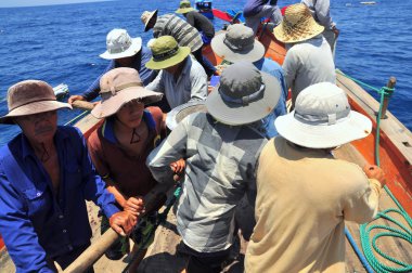 Nha Trang, Vietnam - 5 Mayıs 2012: Balıkçılar ton balığı, deniz Nha Trang Vietnam'da defne için trol