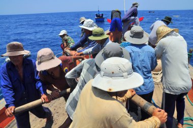 Nha Trang, Vietnam - 5 Mayıs 2012: Balıkçılar ton balığı, deniz Nha Trang Vietnam'da defne için trol