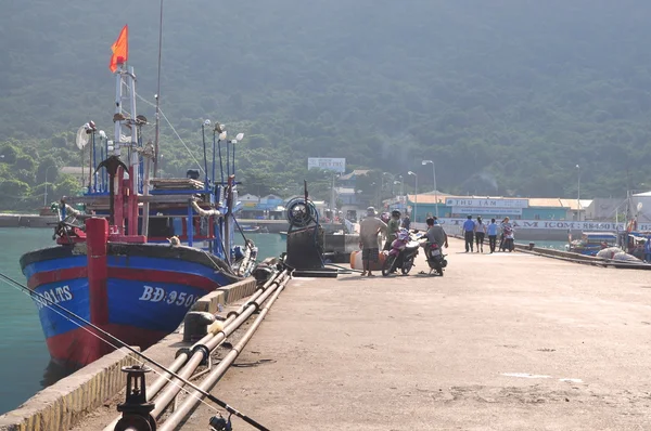 Con Dao, Vietnam - 2 de julio de 2012: Una visión general en el puerto marítimo de la isla de Con Dao con los pescadores y barcos de pesca de estacionamiento — Foto de Stock