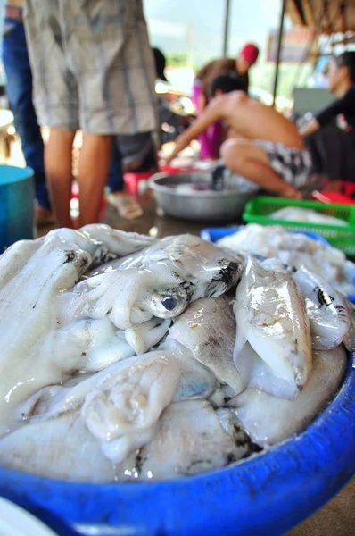 Кон Дао, Вьетнам - 2 июля 2012 года: Кальмары, пойманные местными рыбаками, продаются на острове Кон Дао во Вьетнаме — стоковое фото