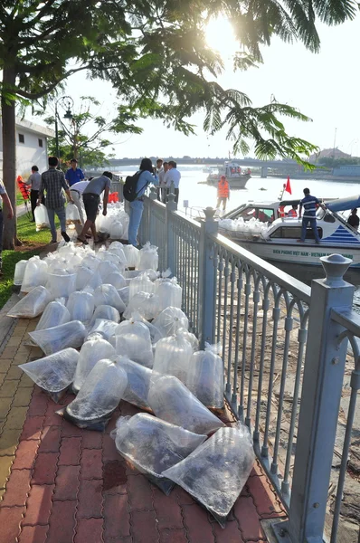 Ho chi minh city, Vietnam - 24. April 2015: Fische werden in Plastiktüten gehalten und bereiten sich auf die Auswilderung im Saigon-Fluss beim nationalen Fischereitag in Vietnam vor — Stockfoto