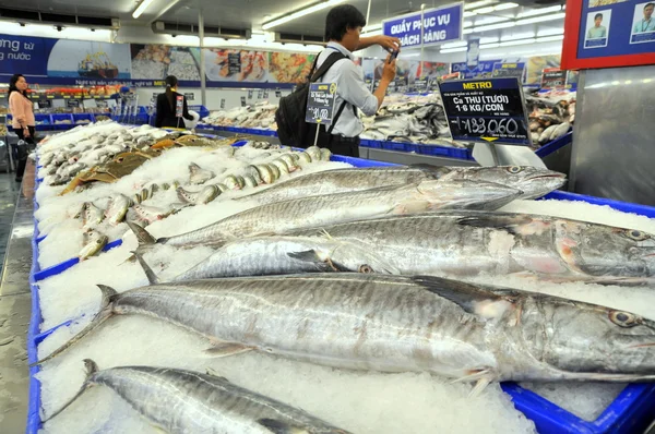 Ho chi minh city, vietnam - 8. Oktober 2013: viele Fischsorten werden in einem modernen Supermarkt in vietnam verkauft — Stockfoto