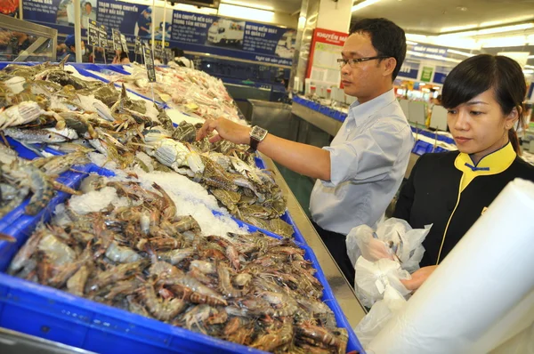 Ciudad Ho Chi Minh, Vietnam - 8 de octubre de 2013: Muchos tipos de peces están a la venta en un supermercado moderno en Vietnam — Foto de Stock