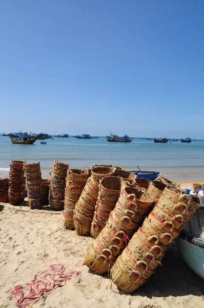 Lagi, Vietnam - February 26, 2012: Baskets used for transporting fishes from the boat to the truck are on the beach after working — Stock Photo, Image