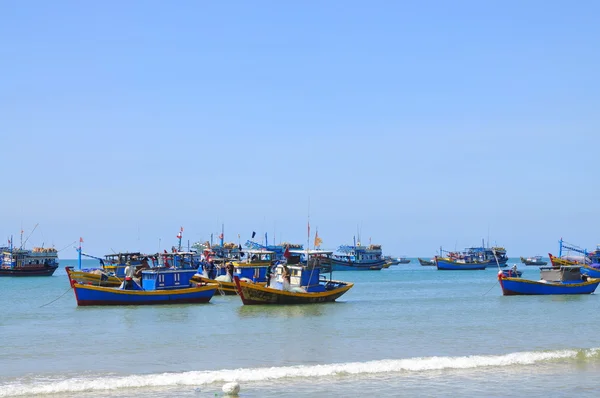 Lagi, Vietnam - February 26, 2012: Local fishing boats are mooring in the Lagi beach — Stock Photo, Image