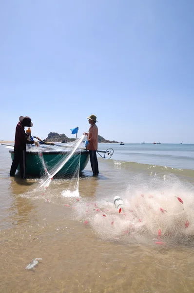 Lagi, Vietnam - 26 de febrero de 2012: Los pescadores locales están preparando sus redes de pesca para una nueva jornada laboral en la playa de Lagi —  Fotos de Stock
