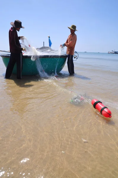 Lagi, Vietnam - February 26, 2012: Local fishermen are preparing their fishing nets for a new working day in the Lagi beach — Stock Photo, Image