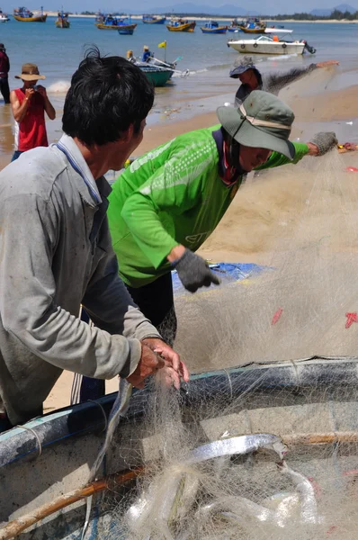 Lagi, Vietnam - 26 Şubat 2012: Yerel balıkçılar balıkları Lagi Beach balıkçılık ağları kaldırdığınızı