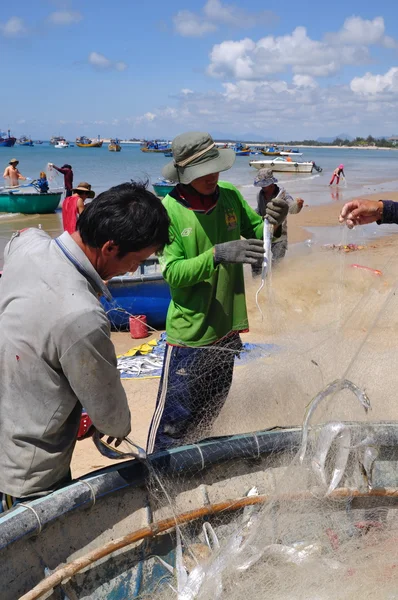Lagi, Vietnam - 26 Şubat 2012: Yerel balıkçılar balıkları Lagi Beach balıkçılık ağları kaldırdığınızı