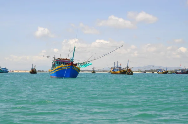Lagi, Vietnam - 26 de febrero de 2012: Los barcos pesqueros locales atracan en la playa de Lagi —  Fotos de Stock