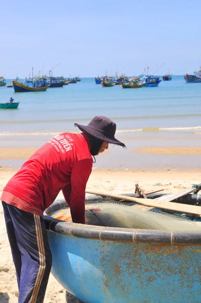 Lagi, Vietnam - February 26, 2012: Local fishermen are preparing their fishing nets for a new working day in the Lagi beach — Stock Photo, Image