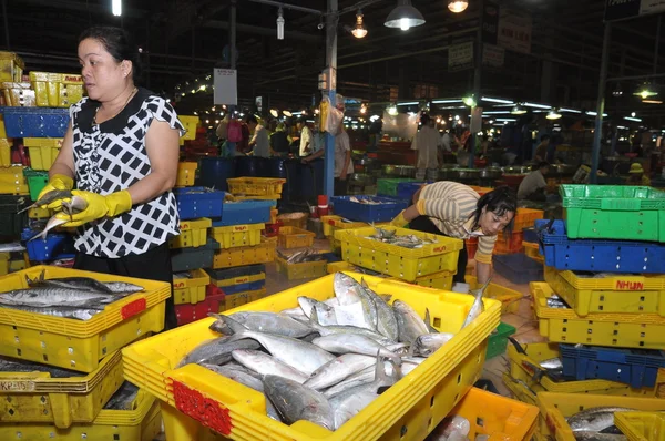 Ho Chi Minh City, Vietnam - 28 de noviembre de 2013: Un montón de pesquerías en cestas están esperando para comprar en el mercado de mariscos nocturnos al por mayor Binh Dien, el más grande de la ciudad de Ho Chi Minh, Vietnam —  Fotos de Stock