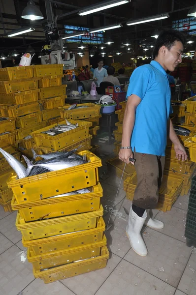Ho Chi Minh City, Vietnam - 28 de noviembre de 2013: Un montón de pesquerías en tanques están esperando para comprar en el mercado mayorista de mariscos Binh Dien, el más grande de la ciudad de Ho Chi Minh, Vietnam — Foto de Stock