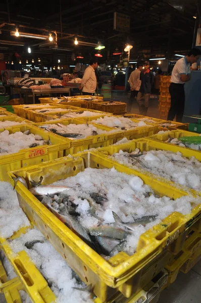 胡志明市, 越南-2013年11月28日: 大量的渔网正在等待购买平店批发夜间海鲜市场, 在胡志明市最大的一个, 越南 — 图库照片