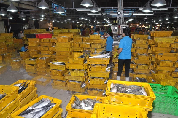 Ho Chi Minh City, Vietnam - 28 de noviembre de 2013: Un montón de pesquerías en tanques están esperando para comprar en el mercado mayorista de mariscos Binh Dien, el más grande de la ciudad de Ho Chi Minh, Vietnam —  Fotos de Stock